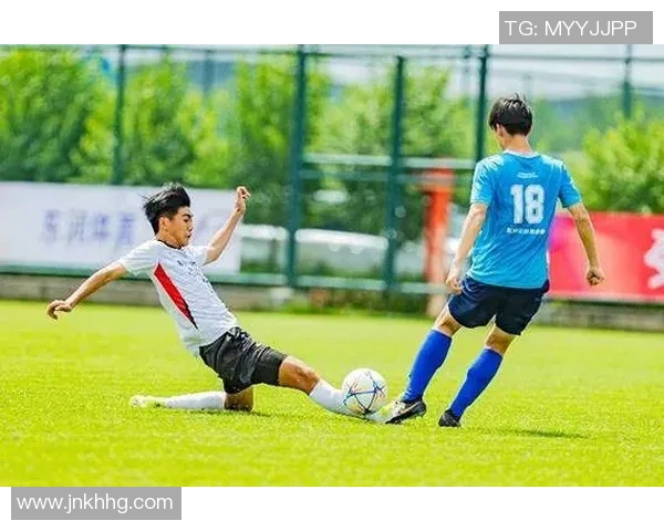 足球星辰闪耀：从梦想起步到荣耀巅峰的坚持与奋斗
